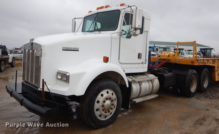 image for item GG9702 1999 Kenworth T800 semi truck
