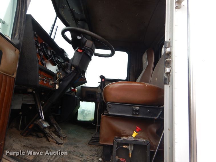 image for item GG9702 1999 Kenworth T800 semi truck