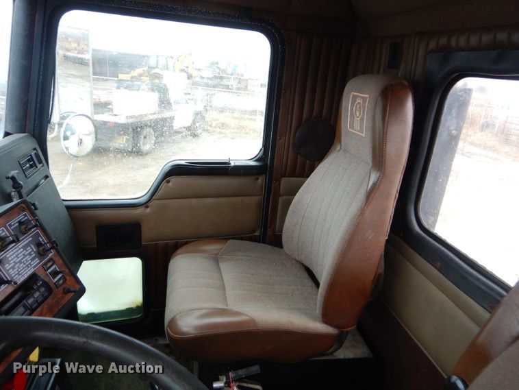 image for item GG9702 1999 Kenworth T800 semi truck