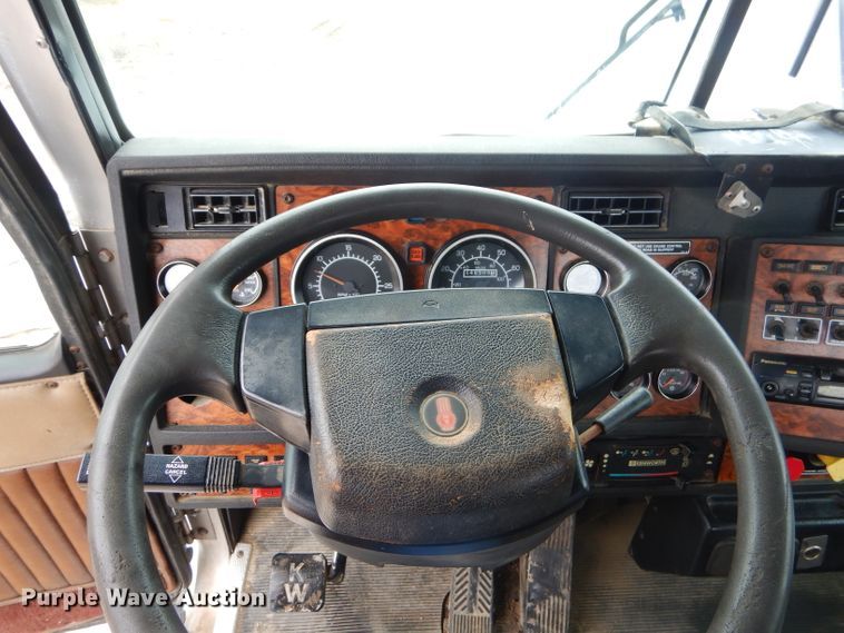 image for item GG9702 1999 Kenworth T800 semi truck