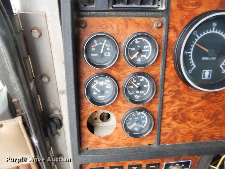 image for item GG9702 1999 Kenworth T800 semi truck