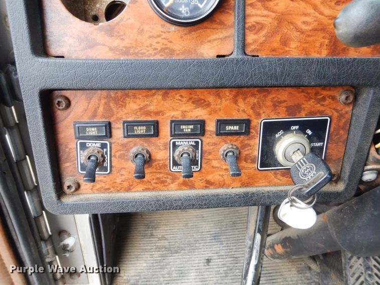 image for item GG9702 1999 Kenworth T800 semi truck