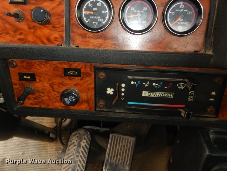 image for item GG9702 1999 Kenworth T800 semi truck