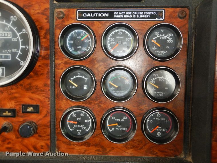 image for item GG9702 1999 Kenworth T800 semi truck