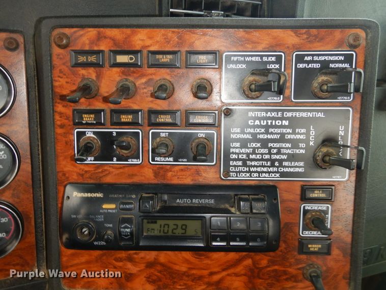 image for item GG9702 1999 Kenworth T800 semi truck