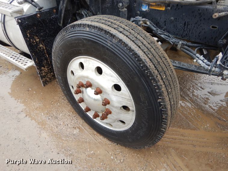 image for item GG9702 1999 Kenworth T800 semi truck