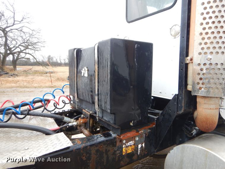 image for item GG9702 1999 Kenworth T800 semi truck