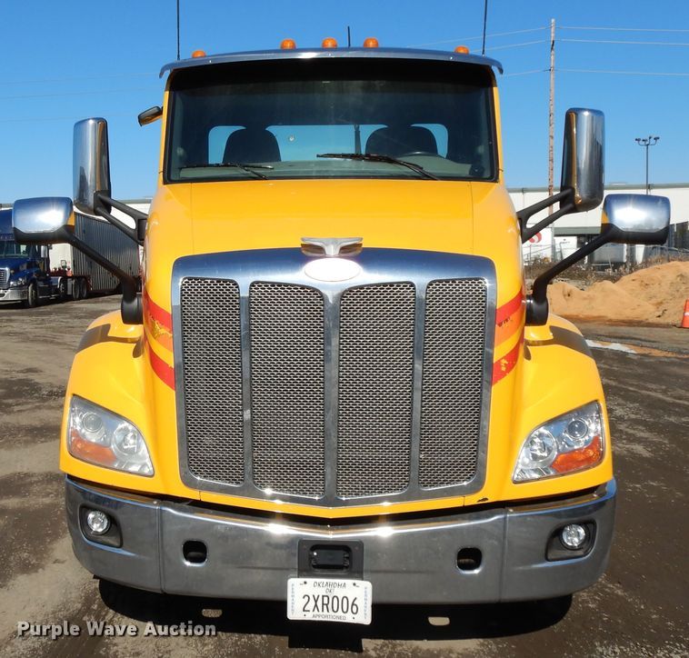 image for item GH9005 2017 Peterbilt 579 semi truck