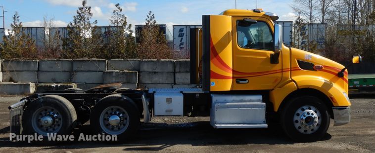 image for item GH9005 2017 Peterbilt 579 semi truck