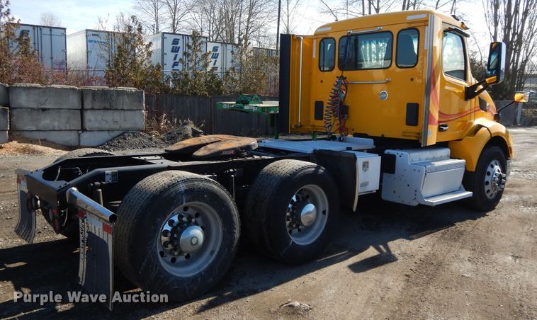 image for item GH9005 2017 Peterbilt 579 semi truck