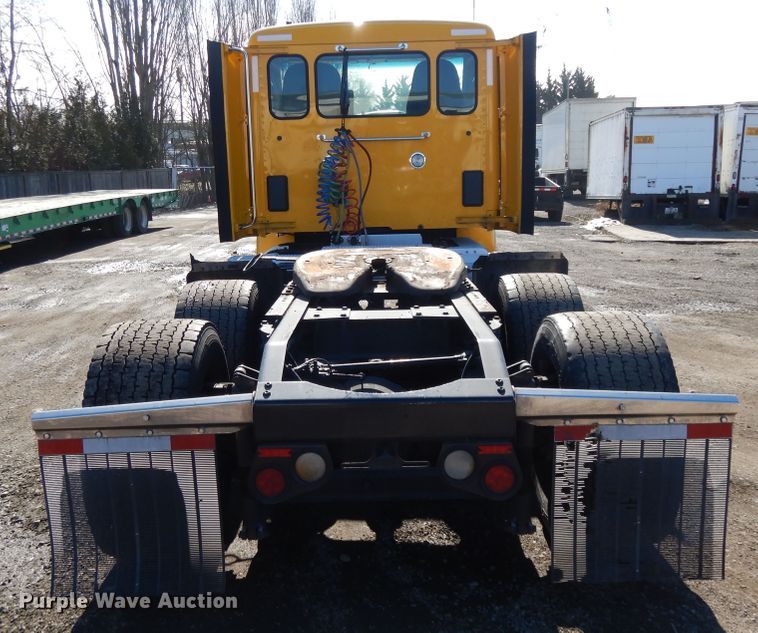 image for item GH9005 2017 Peterbilt 579 semi truck