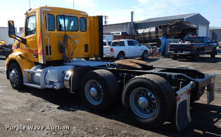 image for item GH9005 2017 Peterbilt 579 semi truck