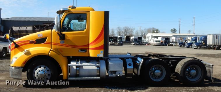 image for item GH9005 2017 Peterbilt 579 semi truck