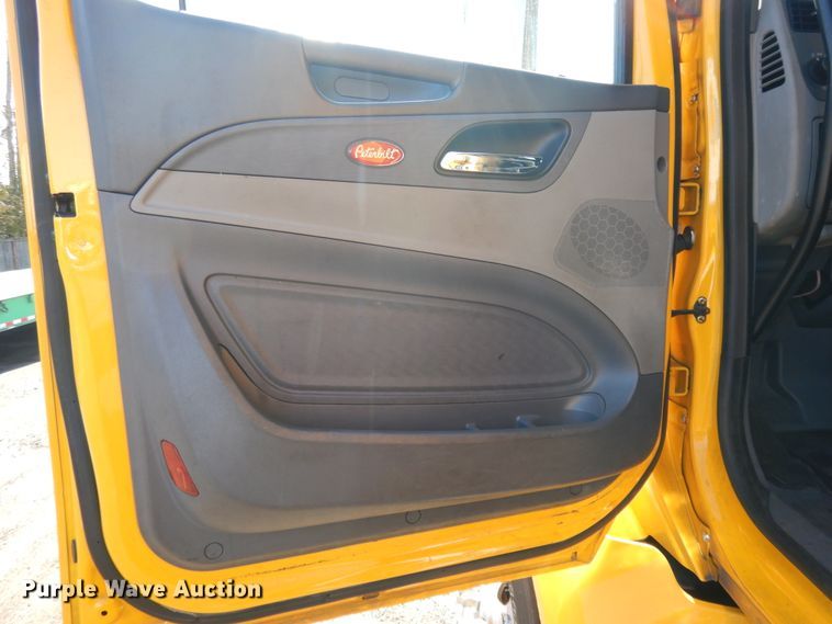 image for item GH9005 2017 Peterbilt 579 semi truck