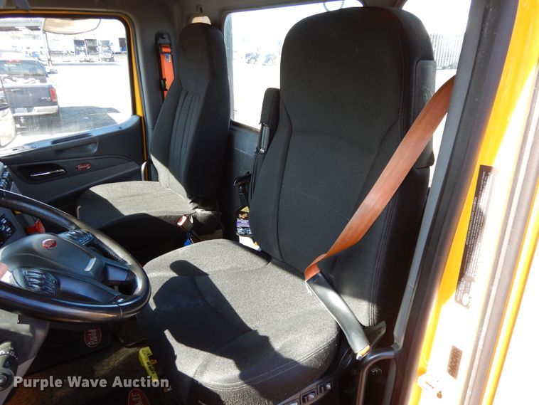 image for item GH9005 2017 Peterbilt 579 semi truck