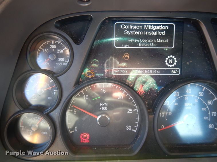 image for item GH9005 2017 Peterbilt 579 semi truck