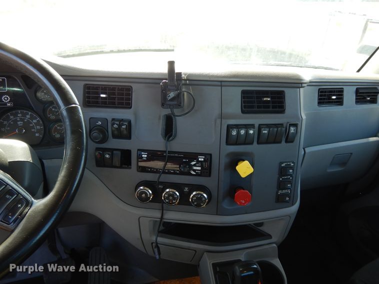 image for item GH9005 2017 Peterbilt 579 semi truck