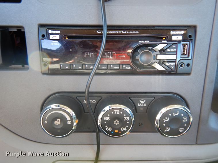 image for item GH9005 2017 Peterbilt 579 semi truck