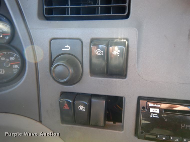 image for item GH9005 2017 Peterbilt 579 semi truck