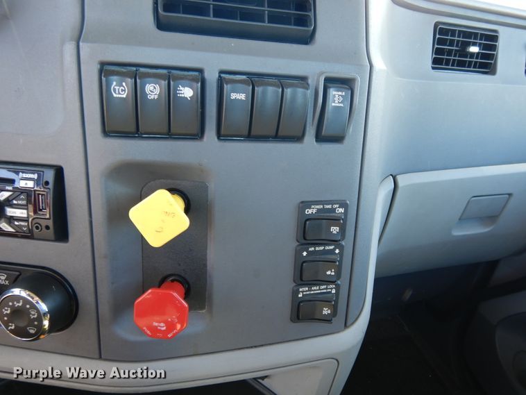 image for item GH9005 2017 Peterbilt 579 semi truck