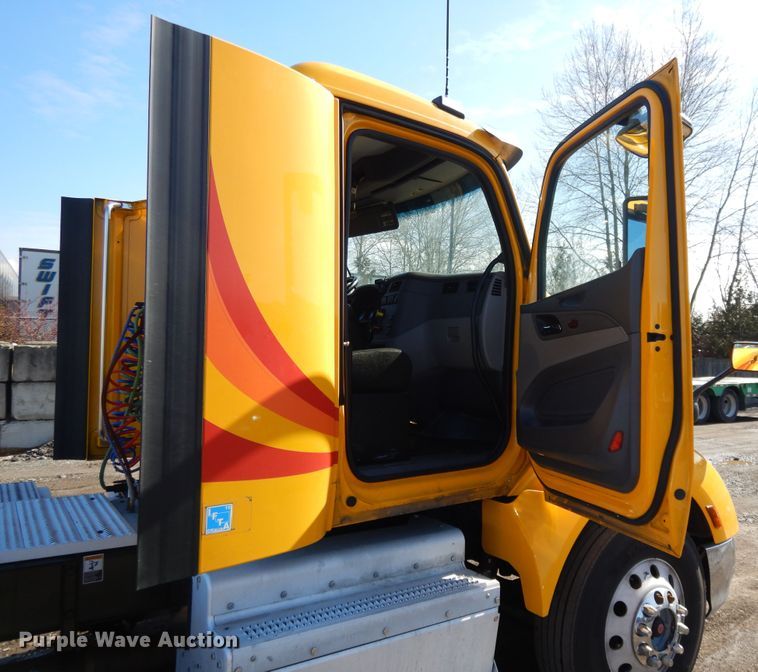 image for item GH9005 2017 Peterbilt 579 semi truck