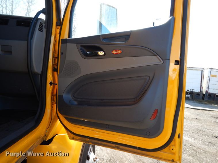 image for item GH9005 2017 Peterbilt 579 semi truck