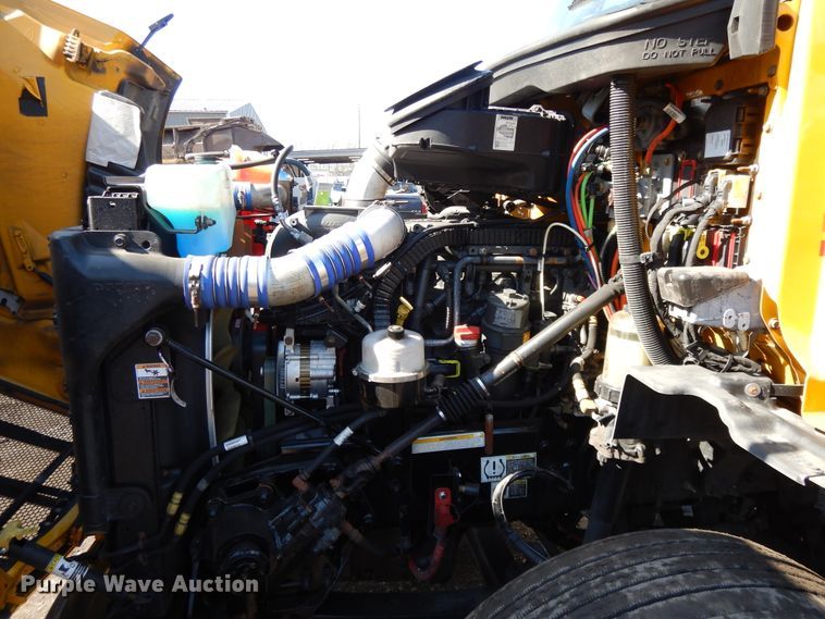 image for item GH9005 2017 Peterbilt 579 semi truck