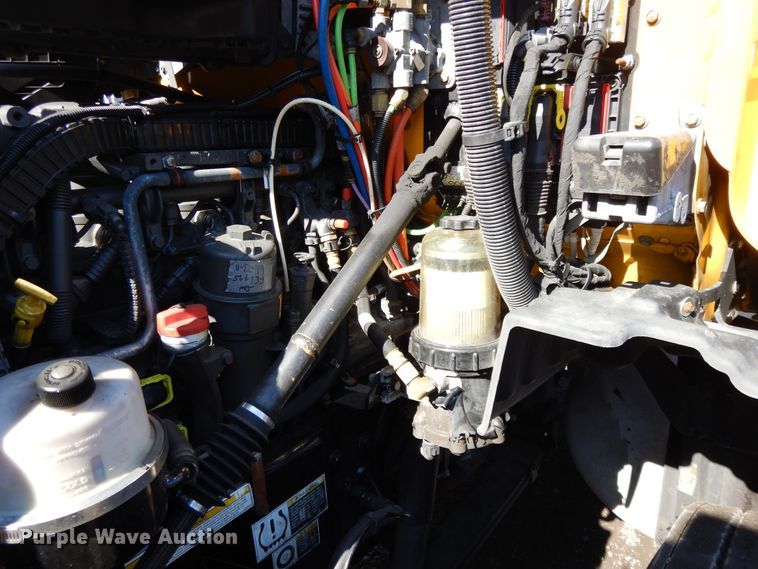 image for item GH9005 2017 Peterbilt 579 semi truck