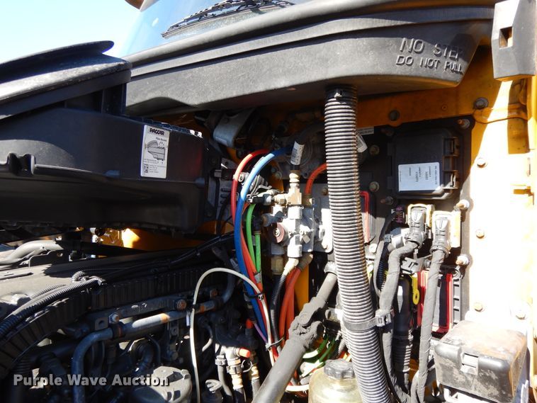 image for item GH9005 2017 Peterbilt 579 semi truck