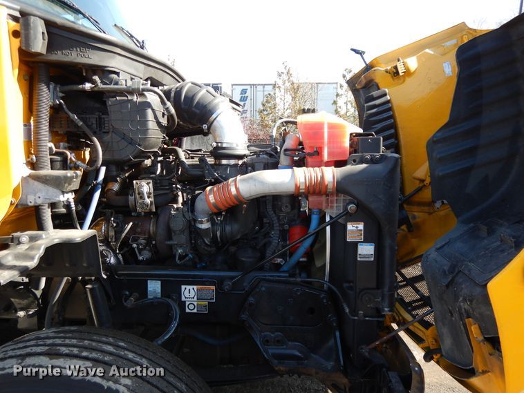 image for item GH9005 2017 Peterbilt 579 semi truck