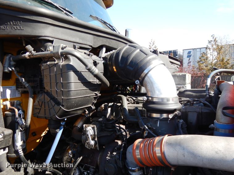 image for item GH9005 2017 Peterbilt 579 semi truck