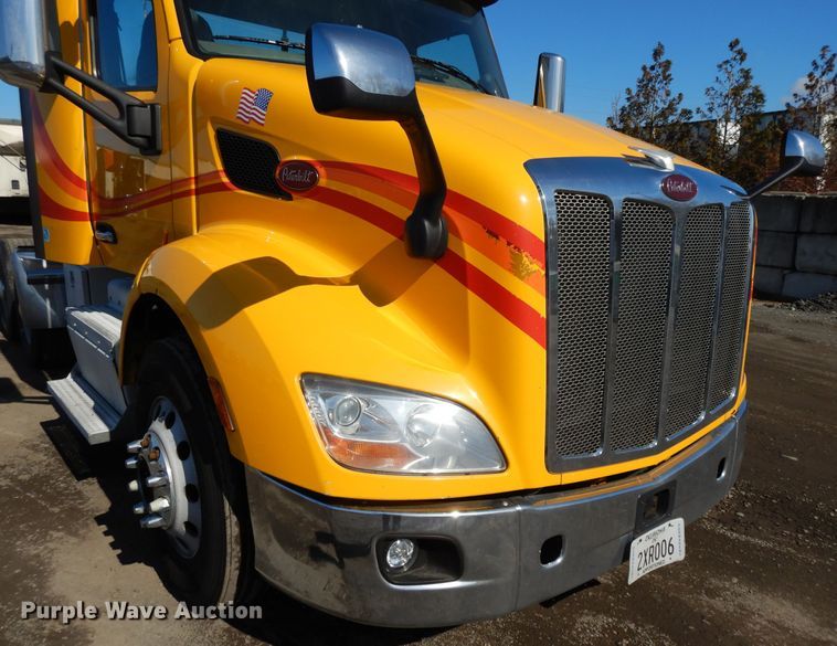 image for item GH9005 2017 Peterbilt 579 semi truck