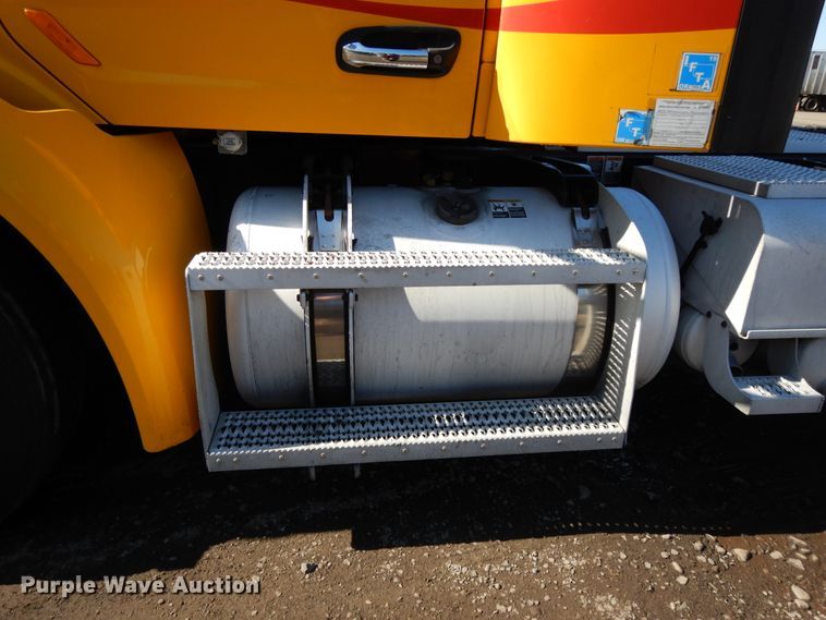 image for item GH9005 2017 Peterbilt 579 semi truck