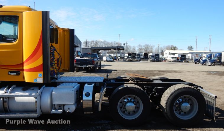 image for item GH9005 2017 Peterbilt 579 semi truck