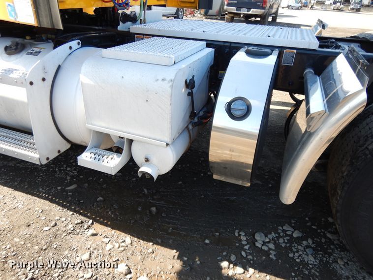 image for item GH9005 2017 Peterbilt 579 semi truck