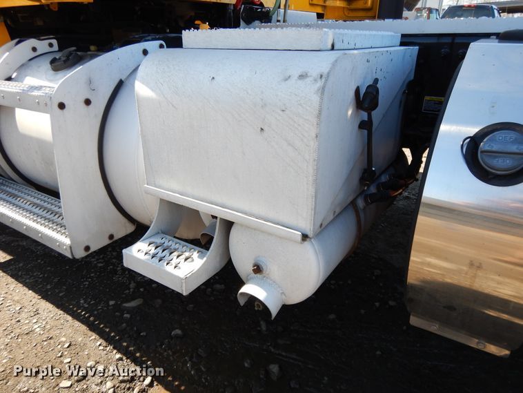 image for item GH9005 2017 Peterbilt 579 semi truck