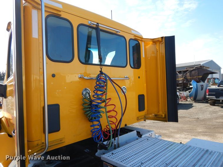 image for item GH9005 2017 Peterbilt 579 semi truck