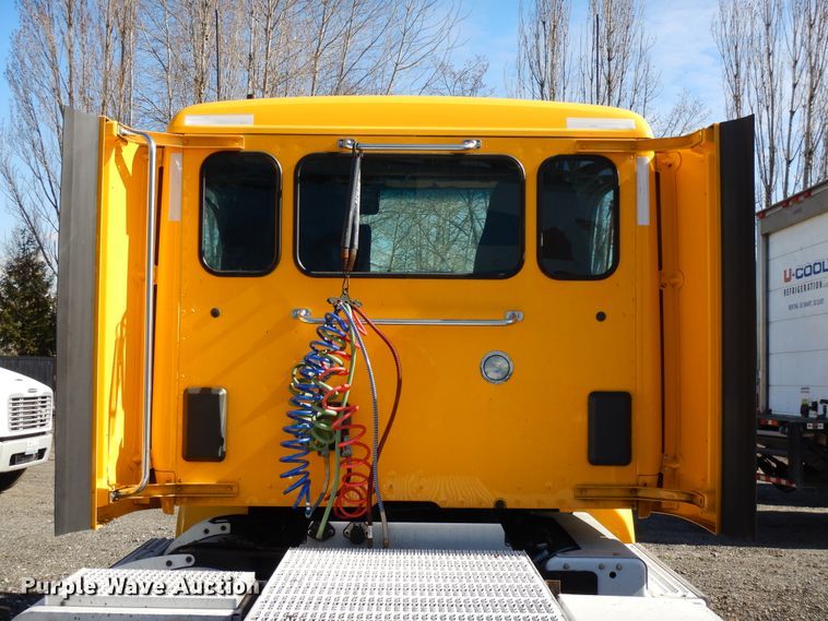 image for item GH9005 2017 Peterbilt 579 semi truck