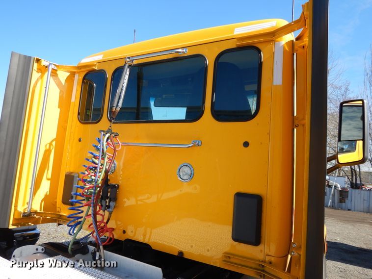 image for item GH9005 2017 Peterbilt 579 semi truck