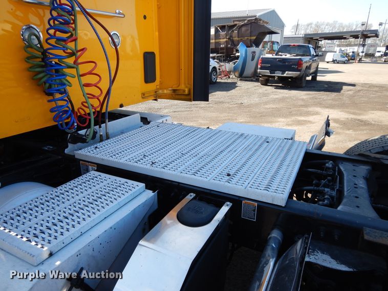 image for item GH9005 2017 Peterbilt 579 semi truck