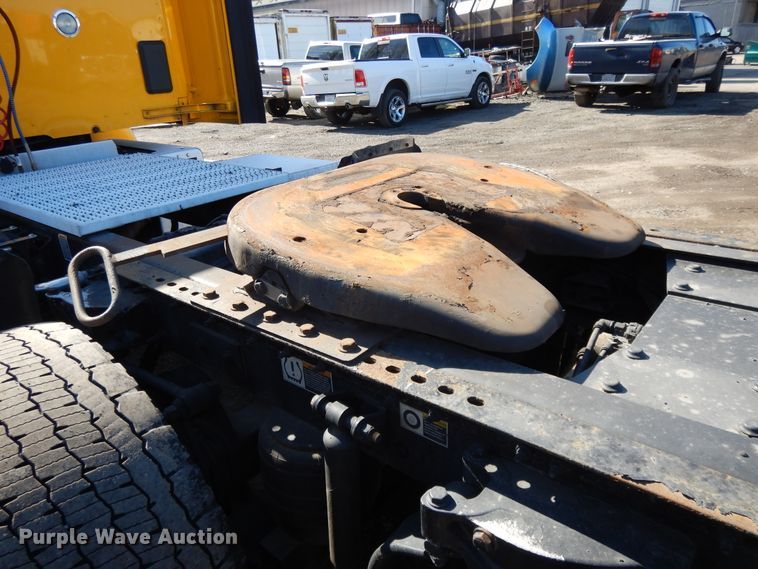 image for item GH9005 2017 Peterbilt 579 semi truck