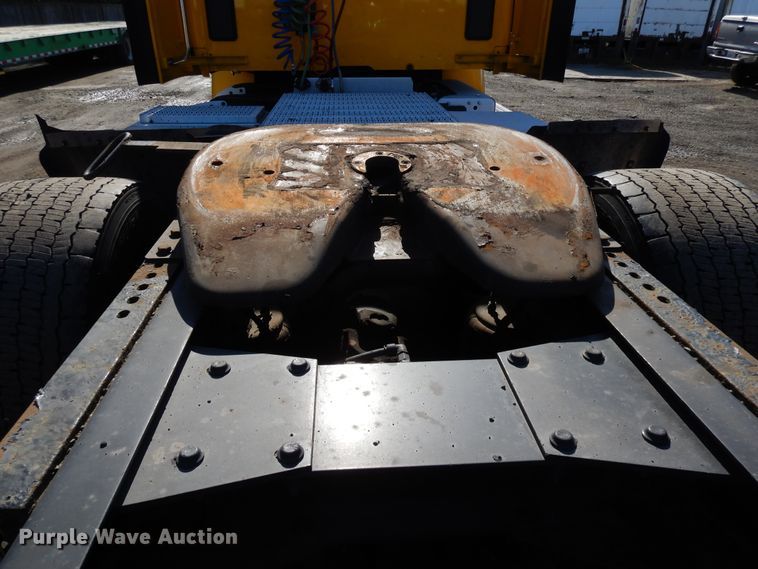 image for item GH9005 2017 Peterbilt 579 semi truck