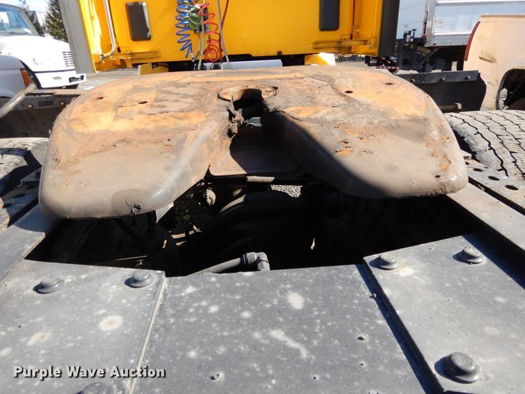 image for item GH9005 2017 Peterbilt 579 semi truck