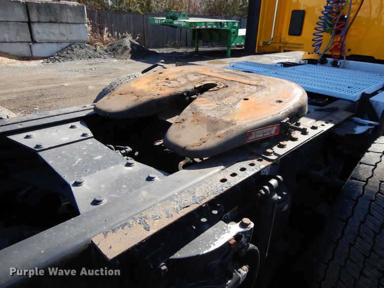 image for item GH9005 2017 Peterbilt 579 semi truck