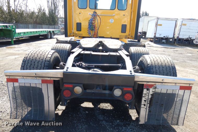 image for item GH9005 2017 Peterbilt 579 semi truck