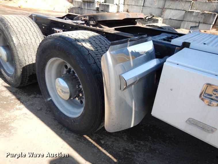 image for item GH9005 2017 Peterbilt 579 semi truck