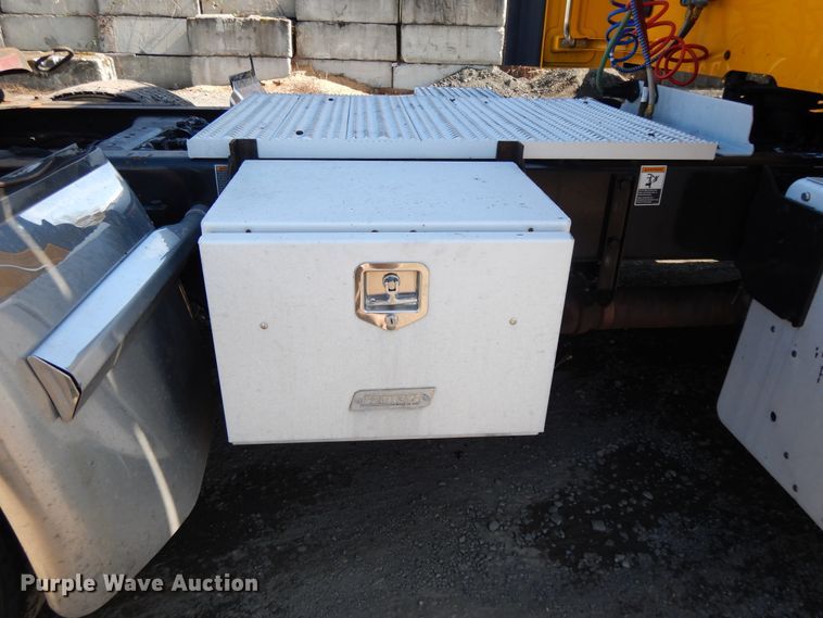 image for item GH9005 2017 Peterbilt 579 semi truck