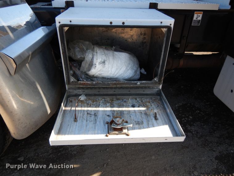 image for item GH9005 2017 Peterbilt 579 semi truck