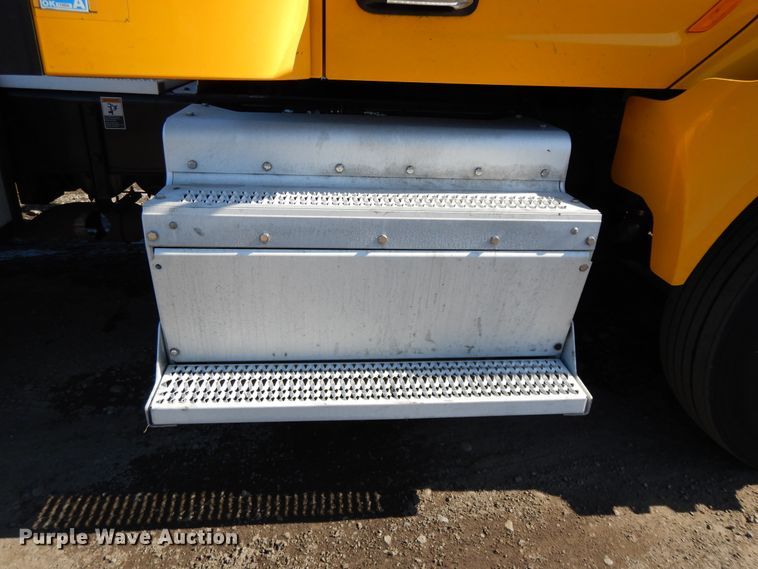 image for item GH9005 2017 Peterbilt 579 semi truck