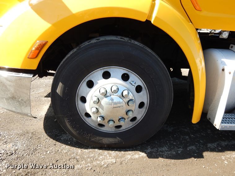 image for item GH9005 2017 Peterbilt 579 semi truck